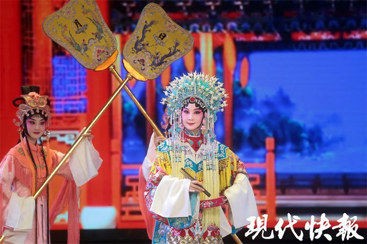 更应该返还给群众,不管是年轻演员或老艺术家,创作和表演都不能脱离