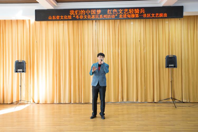 随后,由甸柳一居文艺团队带来的广场舞,时装走秀,小合唱和由山东省